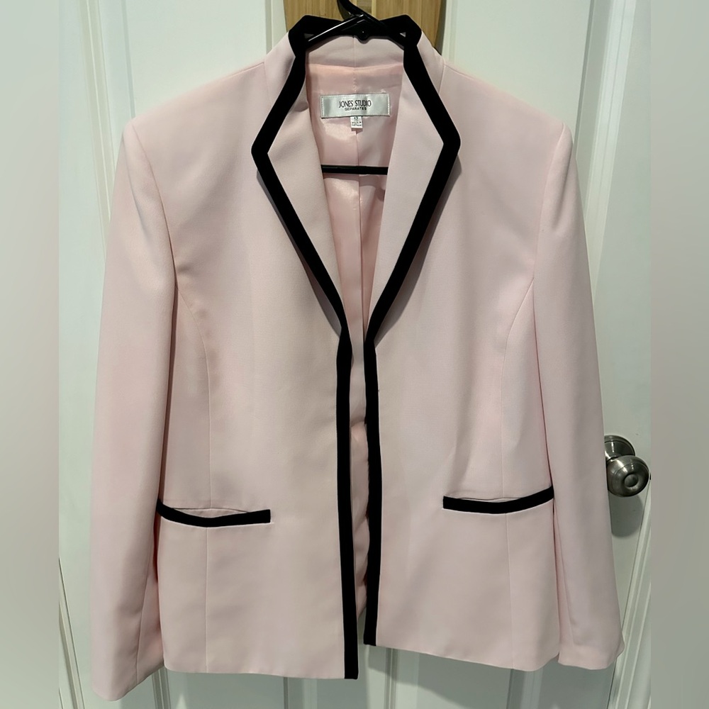 Jones Studio Separates suit blazer in lt. pink with black trim details, size 12